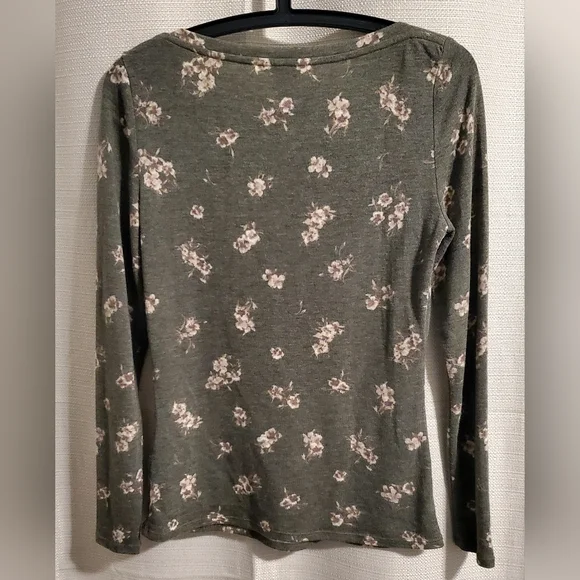(4/$20) RW&CO Floral Long Sleeve - Picture 2 of 5
